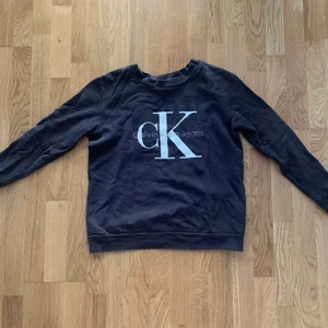 Calvin Klein sweatshirt - Säljer min Calvin Klein tröja/sweatshirt som är köpt i USA💕 Tröjan är i XS men passar även storlek S🥰