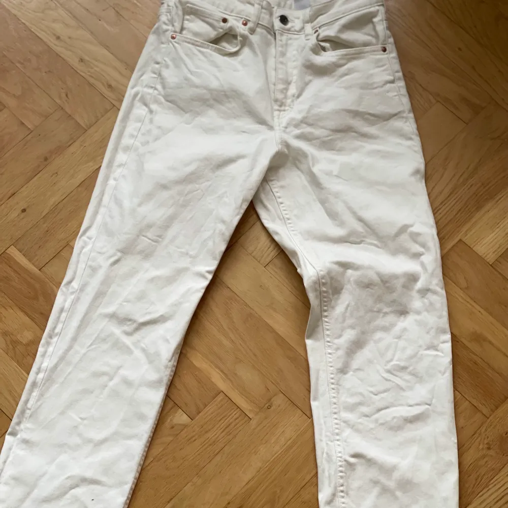 Vita fina jenas, använda ungefär 4 gånger, rena, storlek 38 men passar mindre. Jeans & Byxor.