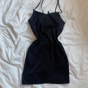 Klänning - Supersöt sommarklänning i svart satintyg! Justeringsbara spännen i bak, se bild 3. Mycket fint skick. Storlek 36. Skriv för fler bilder elr frågor!💞💞💞