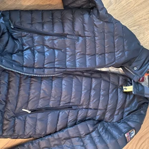 Parajumpers vår jacka. Svart, medium. - En parajumpers vår jacka. Svart. 