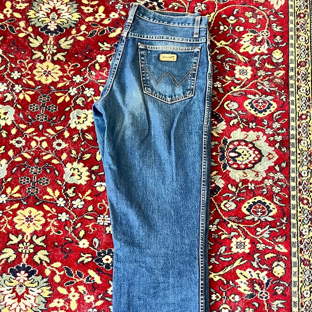 Wrangler jeans köpta på Sellpy. För små för mig men älskar dem pga längden. . Jeans & Byxor.