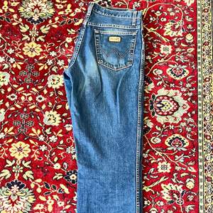 Wrangler jeans köpta på Sellpy. För små för mig men älskar dem pga längden. 