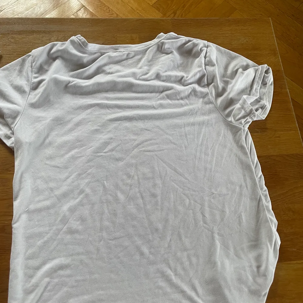 En vit T-shirt med sailor moon. Stolek L men lite tajt. T-shirts.