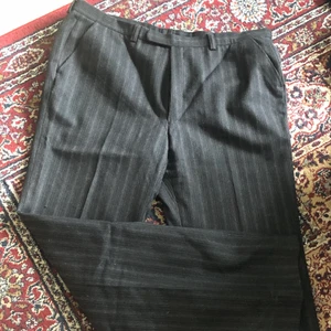 Kostymbyxor - Fina kostymbyxor som är randiga. Mycket oversized på mig men är ca 1.60, fina med bälte!