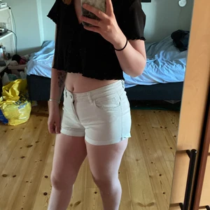 Mintgröna jeansshorts - Ett par ljusa mintgröna jeansshorts från H&M i storlek 34. Fint skick, knappt använda. Är villig att diskutera priset vid snabb affär/köp av flera plagg.