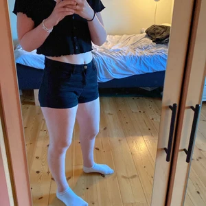 Svarta jeansshorts - Ett par svarta jeansshorts från H&M. Storlek 36. Säljer då de är lite för kort för min smak. Är villig att diskutera priset vid snabb affär/köp av flera plagg.