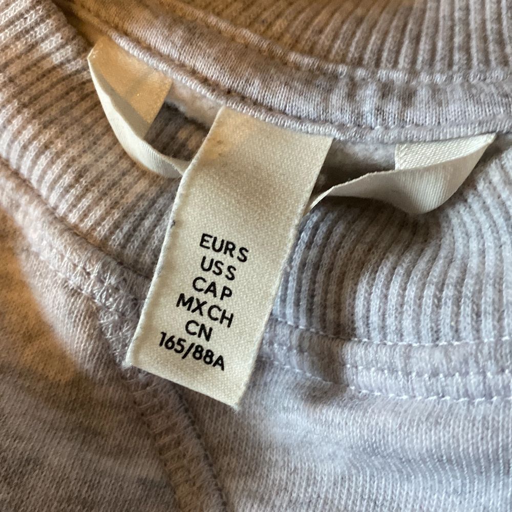 Säljer denna gråa sweatshirt! Från h&m, Vill sälja så snabbt som möjligt!❤️. Tröjor & Koftor.