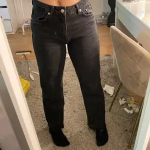 Svarta jeans från NA-KD jag har använt fåtal gånger🖤 du betalar frakt 📦 