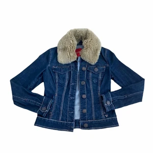 GUESS Jeans Jacka Preloved Secondhand 💙 - GUESS jeans jacka Preloved secondhand dam 💙.  Pris:  •499kr  Stl: S Bredd 41cm Längd 51cm  Kontakta mig för mer info 😃