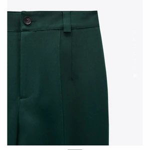 Kostymbyxor mossgrön - Mossgröna kostymbyxor från Zara, oanvända pga för stora för mig. Strl XS och i full length. Sömmar i pressvecken som för dem att se väldigt exklusiva och fina ut💕