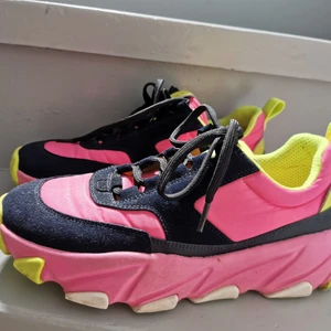 Svea sneakers Stl 39  - Använd en gång, enda att anmärka på är lite smuts 