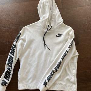 En vit Nike hoodie med fickor på sidorna. Storlek S men sitter lite avslappnat 