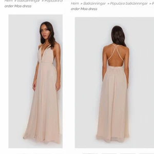 Balklänning - Helt oanvänd balklänning (lappen kvar!!) som jag inte hann skicka tillbaka i tid😊 Storlek 38 men passar både större och mindre då man knyter den översta delen själv, går att knyta på flera olika sätt🤩🤩  Nypris: 2200kr