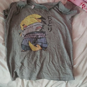 Pikachu tröja  - Grå t-shirt med Pikachu på. Storlek L men skulle även passa dem som har xl