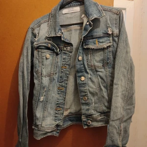 Jeansjacka - Köpt på zara för några år sedan. Du står för frakt 💕🎀