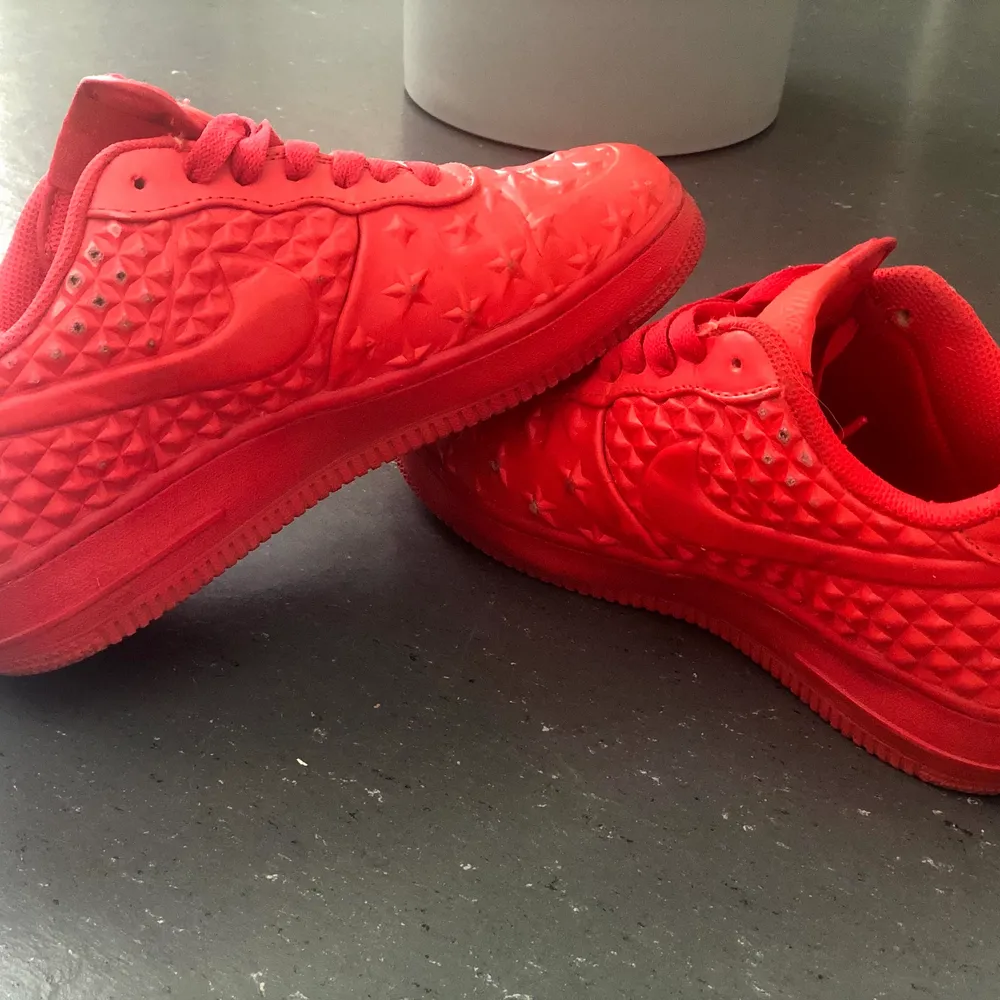 Röda Nike skor med stjärnor på. Extremt snygga men lite slitna, därav priset.. Skor.