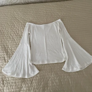 Fin vit topp  - Jag säljer en knapp använt vit topp från Bik Bok 🤩 Säljer den då den inte är min stil längre. Det är storlek XS men passar även S. Säljer den för 50 kr + frakt ☺️ Dm för mer bilder/info 💕