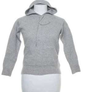 Davida kashmir hoodie - Funderar nu på att sälja min luvtröja från davida i 100% kashmir. Väldigt bra skick och nypris ligger på 2000kr. Supermysig och jättehärlig till svalare sommarkvällar💓 Inte helt säker på att jag ska sälja som sagt men skriv gärna vid intresse😊