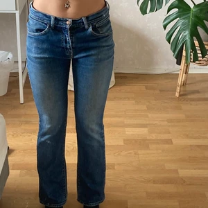 Levis jeans - Säljer dessa gamla Levis jeans som inte kommer till användning💞 dom är lite slitna i fickorna men annars bra skick💞Är lite stora på mig som vanligtvis brukar ha storlek 36 men längden är perfekt för mig som är 168💞
