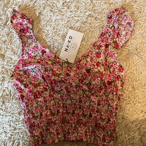 Sommartop - Säljer denna fina sommartop från NAKD. Aldrig använd och prislappen är kvar. 