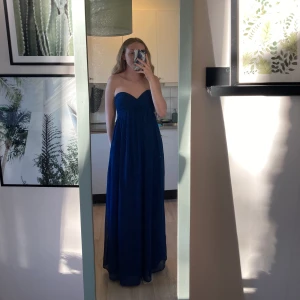 Balklänning  - Säljer nu min balklänning, som är använd endast en gång. Den är axelbandslös, med en dragkedja på ena sidan. Köparen står för frakten✨