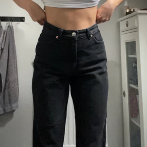 Monki jeans - Svarta jeans från monki i modellen Taiki. Slutar vid anklarna på mig som är 167. Storlek 26. Fint skick!:) Frakt tillkommer