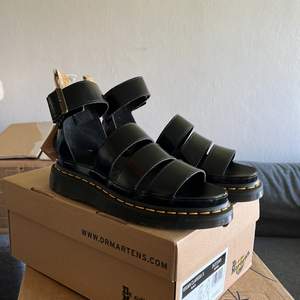 Helt nya Dr Martens sandaler. Passar tyvärr inte mig och för sent att skicka tillbaka dem. Perfekta inför sommaren!☀️ Nypris: 1700 kr