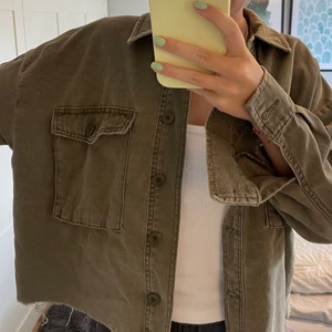 Topshop jacka, storlek 36 - Säljer denna fina skjortjacka från TopShop! Den har några få fläckar som ni ser på sista bilden men annars i fint skick! 