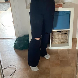Svarta jeans - säljer ett par svarta jeans från hm, nästan oanvända, enbart använda ett par fåtal gånger! 💟 Hämtas i Helsingborg eller skickas
