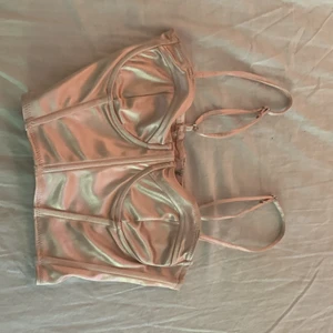 Fin korsett top och super sött mocka kjol i storlek s/xs - Jättefint sett i rosa, perfekt till sommaren🌸