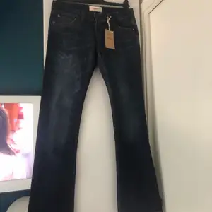 Lågmidjade jeans med lappar kvar. W30 L34. Jenssen är lite små i storlek. 