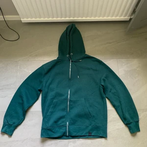 Pull & Bear zip hoodie  - Zip hoodie från Pull & Bear i storlek XL men sitter som L på mig som är 185cm, använd några gånger. 