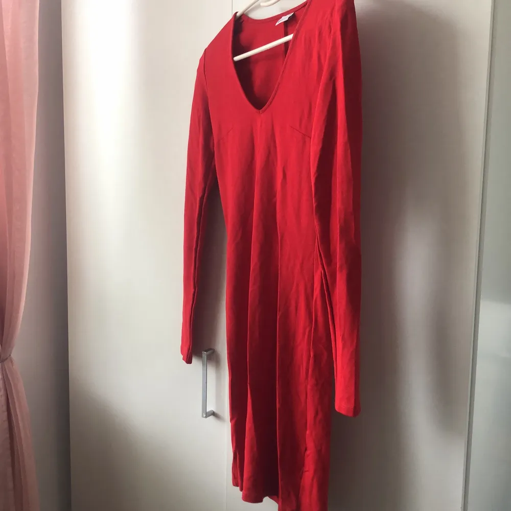 Säljer nu denna fina figurnära röda klänningen i storlek xs som är ifrån Ginatricot. . Klänningar.