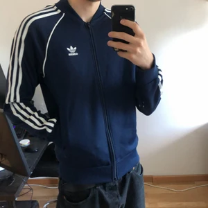 Adidas Tröja Storlek S - Adidas Tröja Storlek S. En mörkblå och vit tröja från adidas med väldigt bra passform och i nyskick. :)