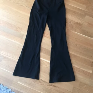 Byxor från Gina  - Säljer dessa byxor från Gina Tricot i bra skick. Råkade köpa modenllen som var kortare så är inte så långa som jag ville ha. Köpta för 200kr och säljer för 100 kr