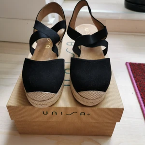 Unisa svarta espadrillos i nyskick - Snygga espadrillos med 5 cm kilklack i nyskick. Från Unisa som tillverkar sköna skor. De är i läder och kommer passa många av sommarens outfits! Ord. pris 995 kr och säljs för 400 kr. Köparen betalar frakt. 