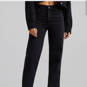 Jeans från berskha - Hej! Säljer nu mina svarta jeans från berskha i st 34 då dom inte kommer till användning längre och är lite för små för mig (Lånad bild från hemsidan skriv till mig så fixar jag bilder☺️) ny pris 359kr, tänker mig 200kr eller bud Köparen står för frakt! 