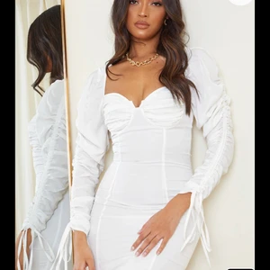 Vit klänning 🤍 - säljer denna riktigt fina klänning då den satt för löst på mig!! den är riktigt riktigt fin och helt oanvänd!!!🤍🤍  Börja Buda!! nypris 415kr 🤍🤍