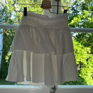Vit kjol som är i nyskick💋 Priset är inte bestämd men köpte för ca 200 kr och har använt högst 5 gånger💞 skriv för fler bilder eller frågor!💙💙