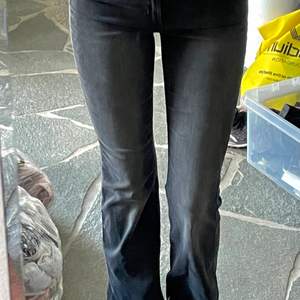 Säljer Tyvär dessa jättefina svarta jeans. Dom är i väldigt bra skick. Dom är väldigt långa, dom är långa på mig och jag är 175 cm. Storlek XS
