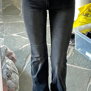 Jeans - Säljer Tyvär dessa jättefina svarta jeans. Dom är i väldigt bra skick. Dom är väldigt långa, dom är långa på mig och jag är 175 cm. Storlek XS