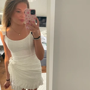 Nakd klänning - Säljer denna fina klänning från nakd som passar bra till skolavslutning. Använd fåtal gånger.