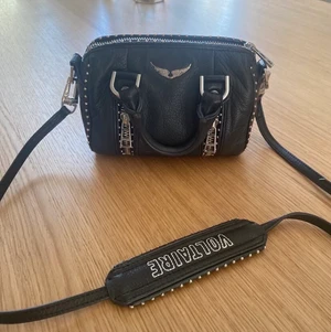 Zadig mini bag💖 - Säljer åt en kompis!! Jättefin zadig volataire väska i den mindre modellen (Sunny bag nano), perfekt till sommaren! Den rymmer också väldigt mycket. Den är välanvänd men fortfarande väldigt bra skick. Säljer för minst 1800kr 💖💖 kolla andra annonser!!