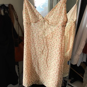 Söt blommig klänning från Zara - Så fin! Knappt använd från Zara. Säljer då den är rätt liten och kort på mig. Så himla söt!!🥰