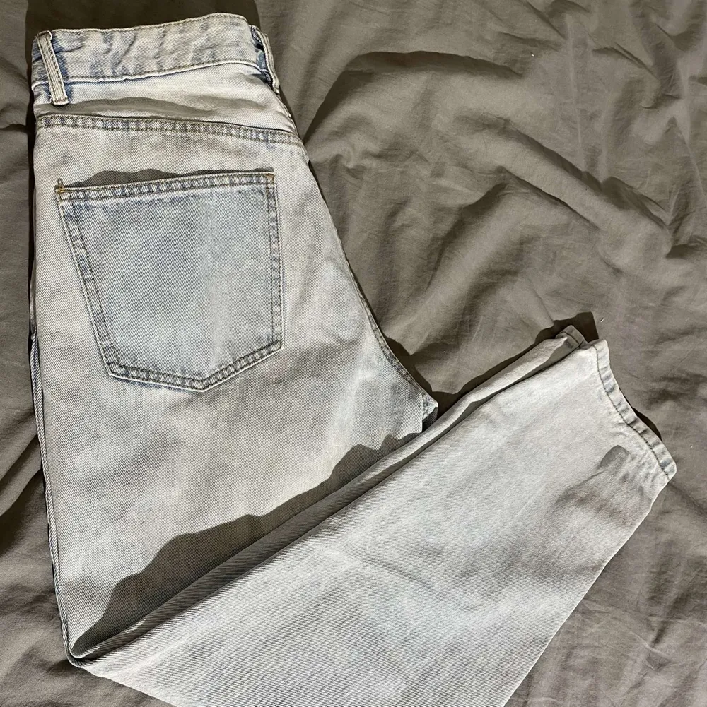 Supersnygga mom jeans använda 2 gånger. Inga hål eller fläckar. Läs min bio innan du köper💗. Jeans & Byxor.