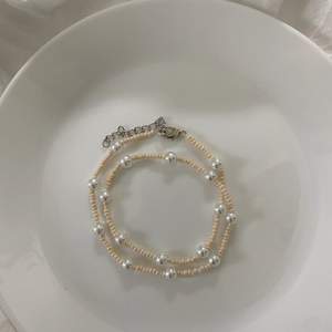 Ett halsband med vita och beiga pärlor ⚡️frakt är 15 kr men kunde ej välja det som alternativ men 15 kr gäller!⚡️