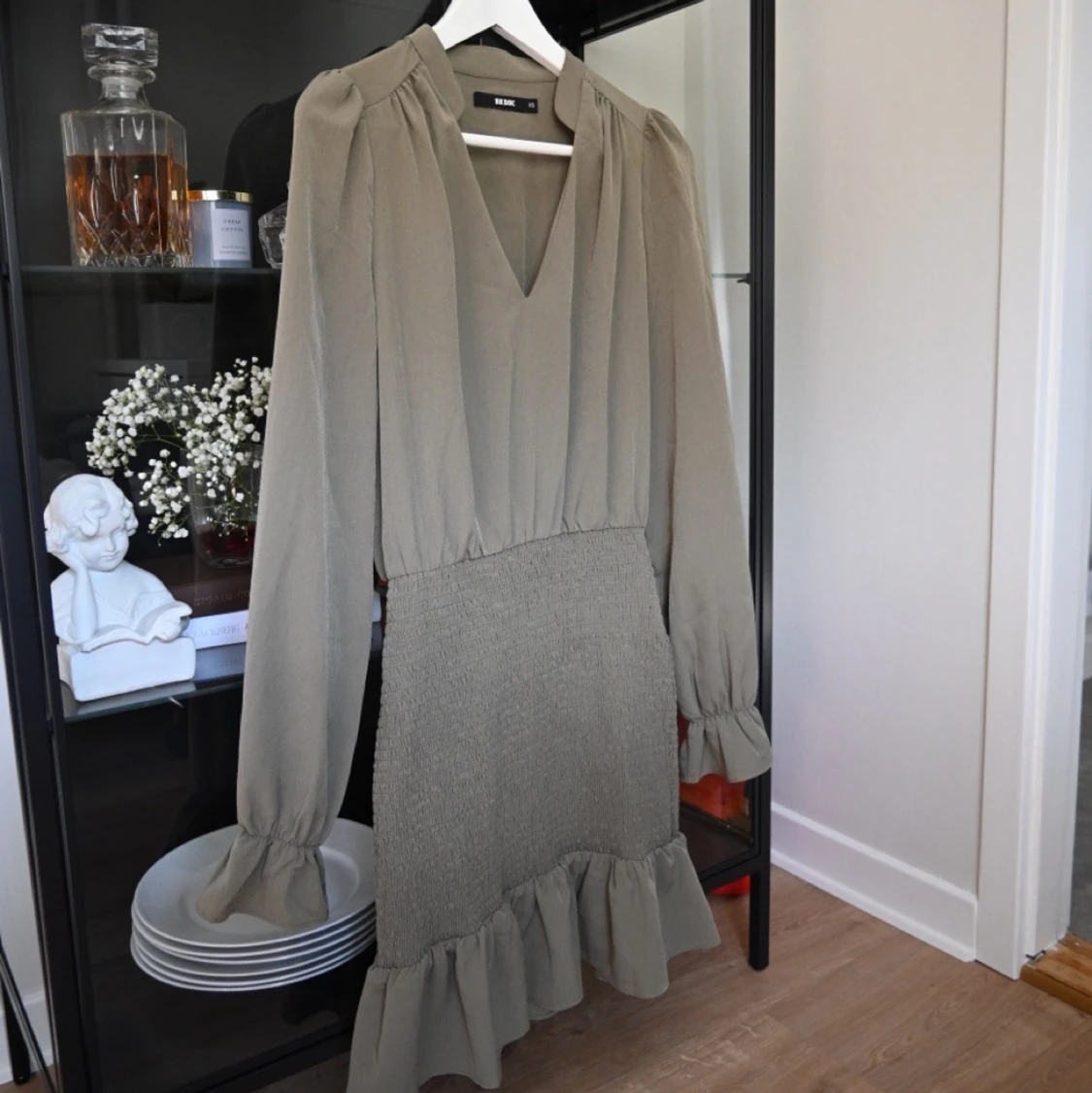 Olivgrön klänning från BikBok 