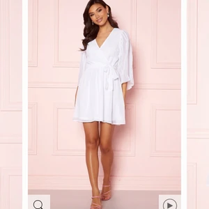 Studentklänning storlek 38  - Säljer min otroligt fina studentklänning, den kunde tyvärr inte användas i fjol pga covid. Den är i nyskick. Kan mötas i Karlstad eller fraktas (står inte för frakten samt postens slarv). Nypris:549kr Mitt pris:400kr exkl frakt  Kan tänkas sjunka i pris.💖