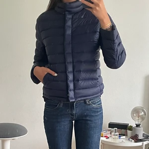 dunjacka  - säljer min blåa polo ralph lauren jacka. den är väl använd men i väldigt fint skick 💕 hör av er om ni har några frågor.