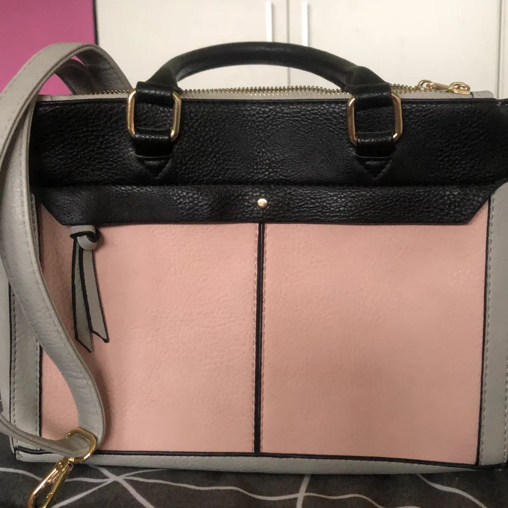 Säljer den här söta rosa handväskan då den ej är min stil längre, nyskick, använd fåtal gånger. Har mycket fickor och utrymme samt har nästan alla fickor Blixtlås för att skydda mot regn. ✨Frakt inkluderat i pris, kontakta mig vid köp✨. Väskor.